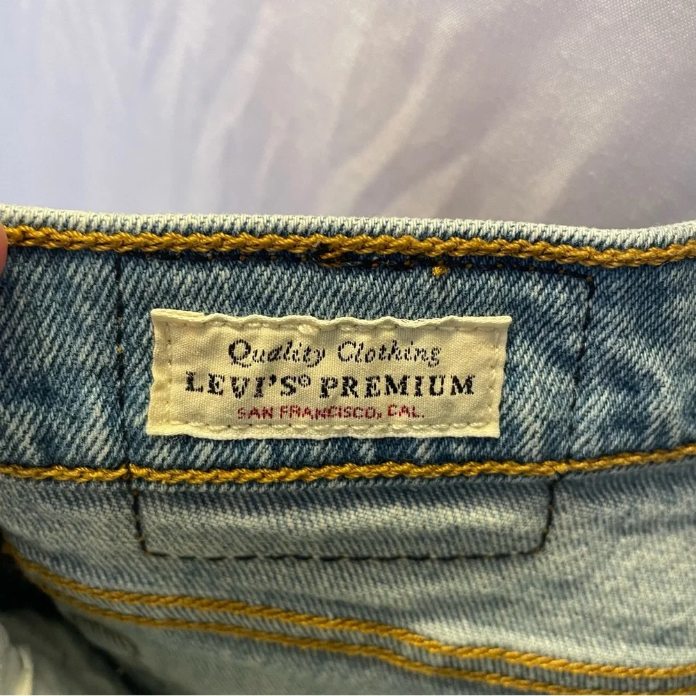 Levi’s Premium Quality Wedgie High Rise Jean Short Button Fly Size 27 Light Wash